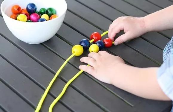 孩子玩游戏害处_孩子玩的小游戏_玩游戏孩子小腿疼